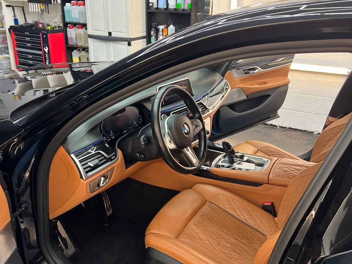 Cognackleurig lederen interieur van een BMW na reiniging