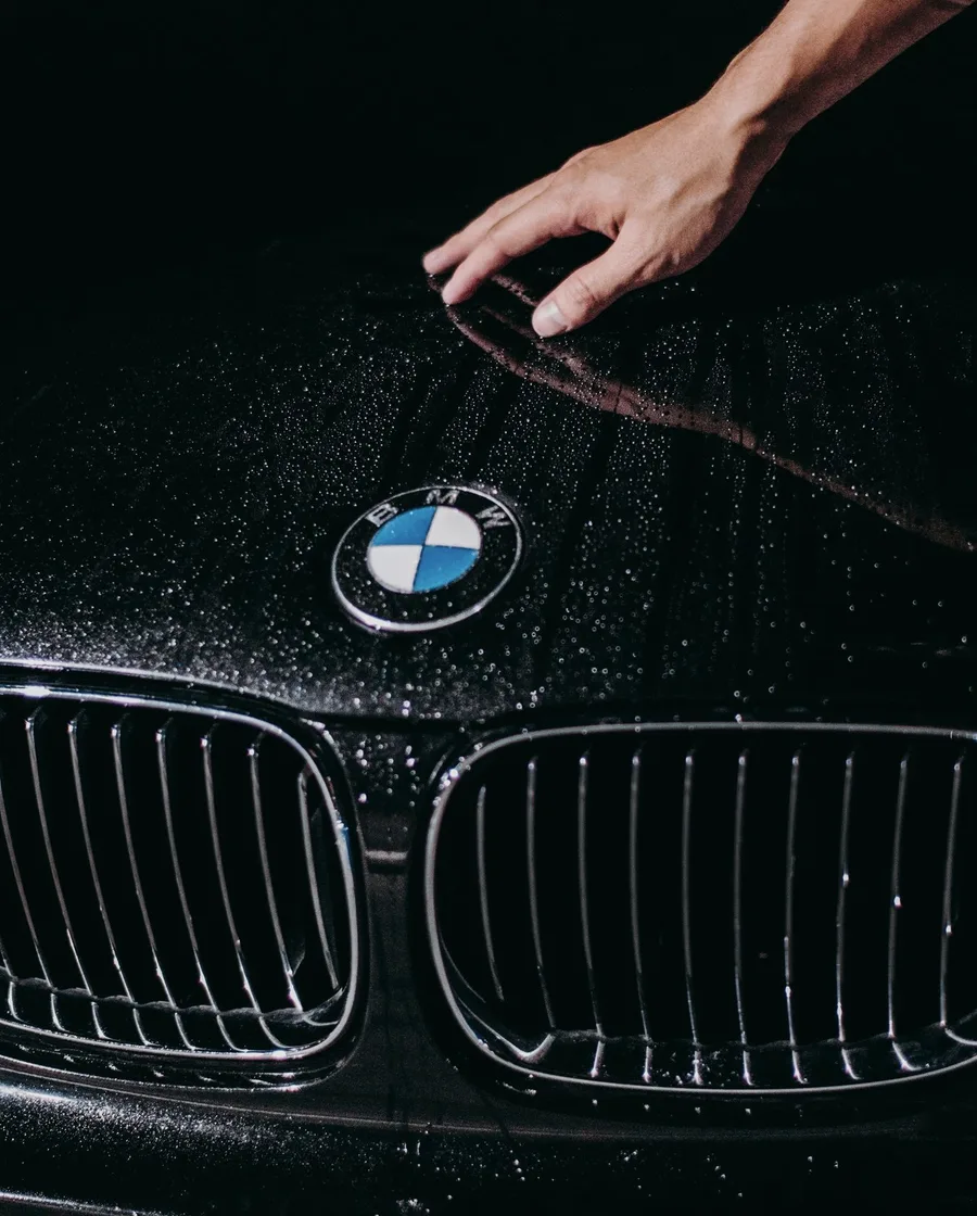 Water dat afparelt op een gecoate motorkap